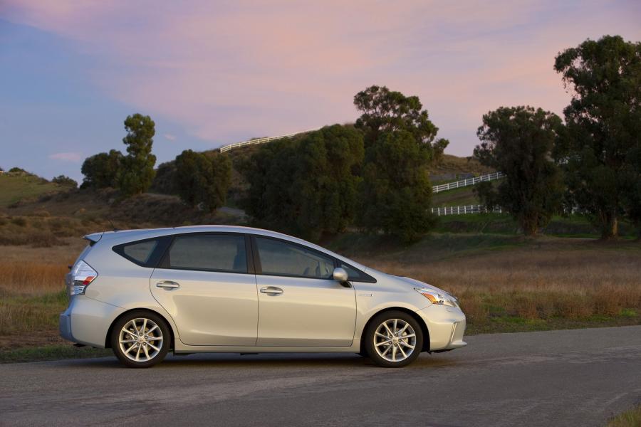  Toyota Prius V 2011 года  (фото 70 из 208)